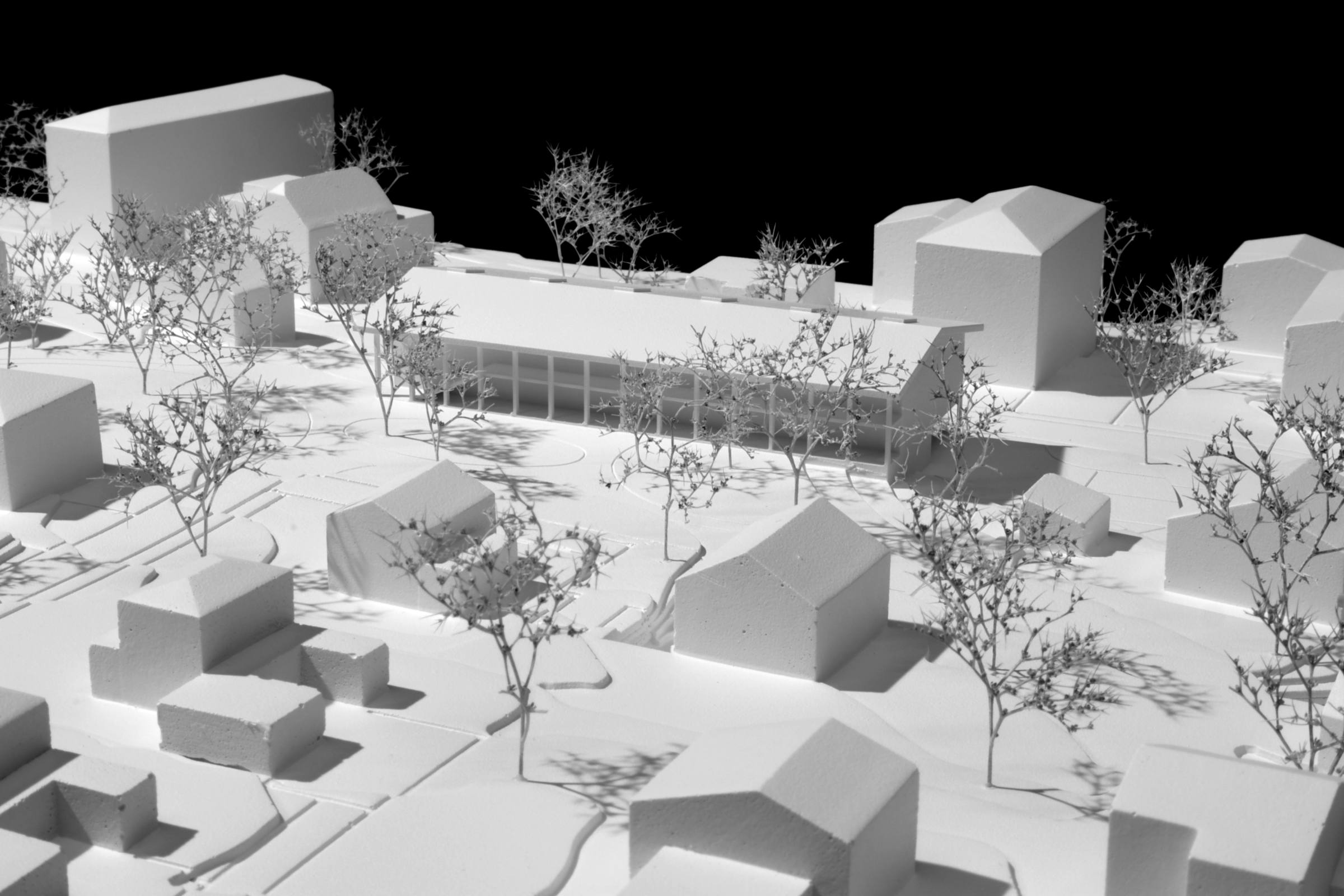 Vers le jardin une veranda s'étendant sur toute la longueur du bâtiment protège les locaux des intempéries et du rayonnement solaire.