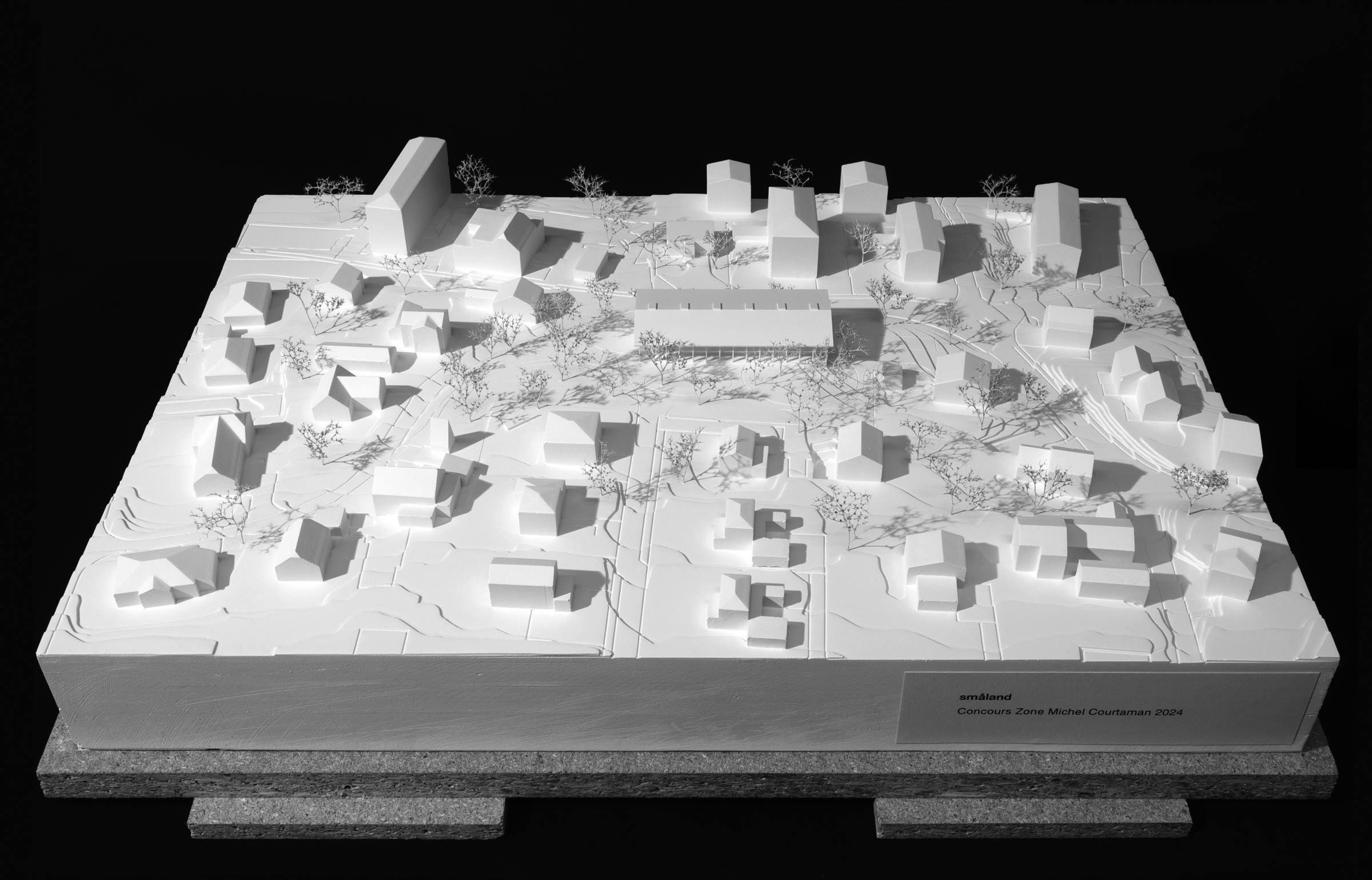 Côté pente, vers les maisons individuelles, la maison comporte deux étages.
