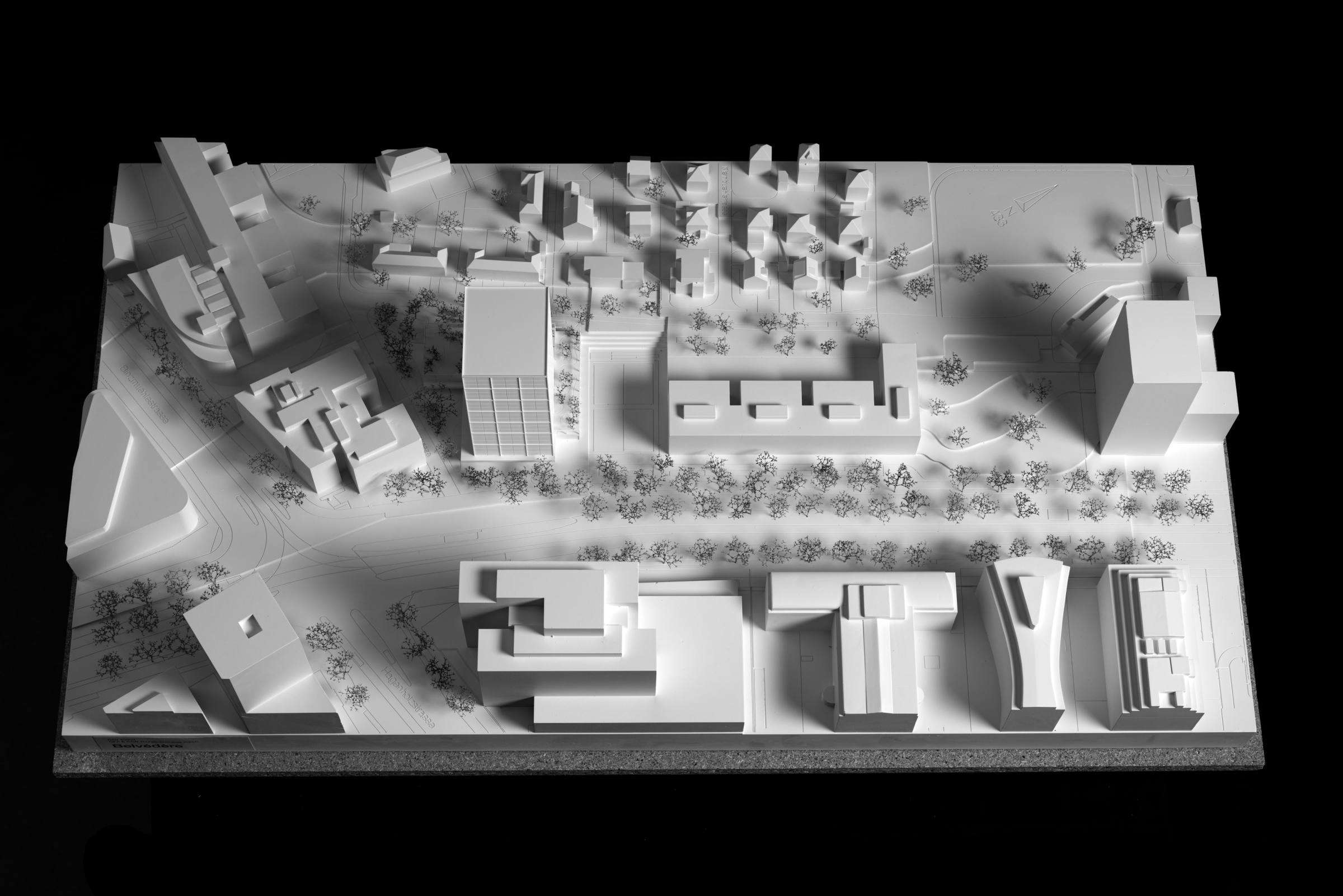 Modellbild: Die Thurgauerstrasse mit dem neuen Schulhaus in der Mitte. Als Auftakt zum neuen Stadtquartier steht das neue Hochhaus.